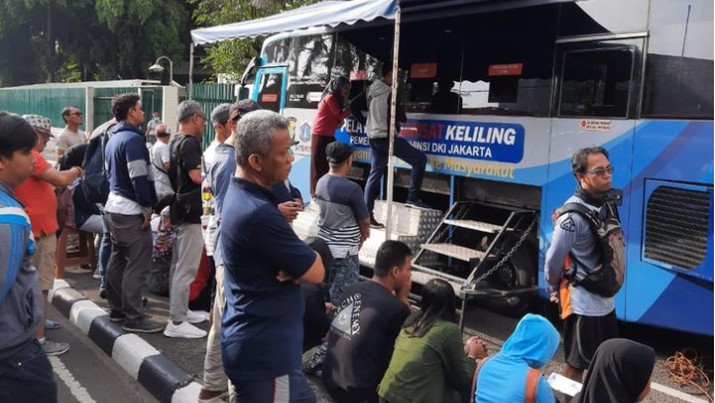 Sejumlah pengunjung mengantri di pelayanan perpanjangan STNK keliling. (Detik.com)