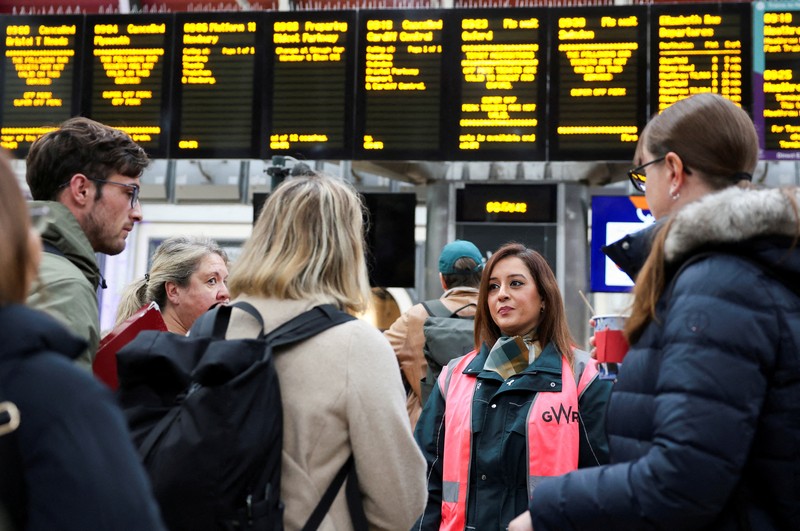 Penumpang kereta api menunggu dengan barang bawaan mereka setelah pembatalan kereta yang disebabkan oleh Badai Bert, di Stasiun Paddington di London, Inggris, 25 November 2024. Penumpang kereta api menunggu dengan barang bawaan mereka setelah pembatalan kereta yang disebabkan oleh Badai Bert, di Stasiun Paddington di London, Inggris, 25 November 2024. (REUTERS/Mina Kim)