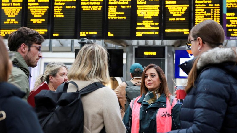 Penumpang kereta api menunggu dengan barang bawaan mereka setelah pembatalan kereta yang disebabkan oleh Badai Bert, di Stasiun Paddington di London, Inggris, 25 November 2024. (REUTERS/Mina Kim)