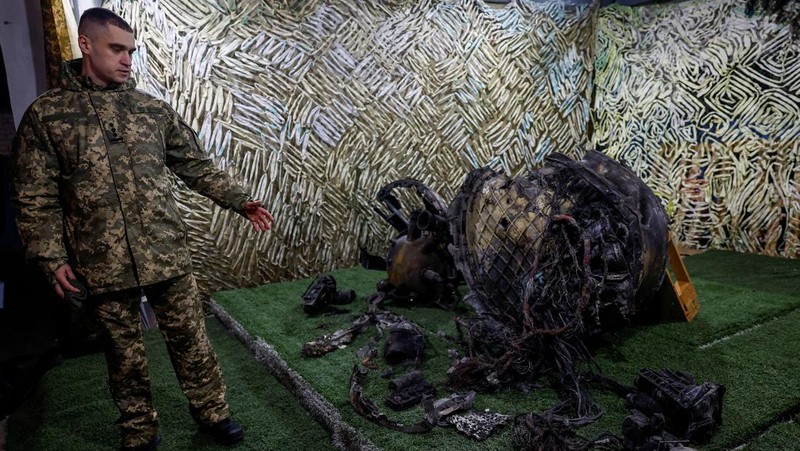 An investigator of the State Security Service of Ukraine (SBU) shows parts of a ballistic missile, which Russia used in a strike towards Dnipro city this week, amid Russia's attack on Ukraine, at an undisclosed location in Ukraine November 24, 2024. REUTERS/Valentyn Ogirenko     TPX IMAGES OF THE DAY