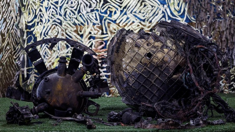 An investigator of the State Security Service of Ukraine (SBU) shows parts of a ballistic missile, which Russia used in a strike towards Dnipro city this week, amid Russia's attack on Ukraine, at an undisclosed location in Ukraine November 24, 2024. REUTERS/Valentyn Ogirenko     TPX IMAGES OF THE DAY