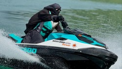 Umi Pipik Tetap Bercadar dan Berbusana Syari Naik Jetski: Nggak Ribet