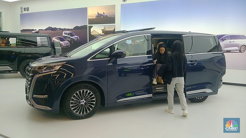 Brand kendaraan listrik mewah (electric vehicle/EV) produksi BYD yang dinamai Denza/Dok: Suhendra Brand kendaraan listrik mewah (electric vehicle/EV) produksi BYD yang dinamai Denza/Dok: Suhendra