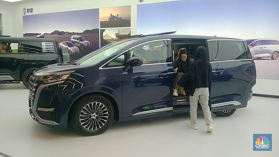 Brand kendaraan listrik mewah (electric vehicle/EV) produksi BYD yang dinamai Denza/Dok: Suhendra