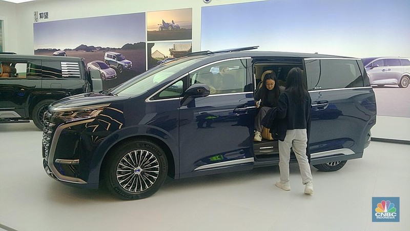 Brand kendaraan listrik mewah (electric vehicle/EV) produksi BYD yang dinamai Denza/Dok: Suhendra