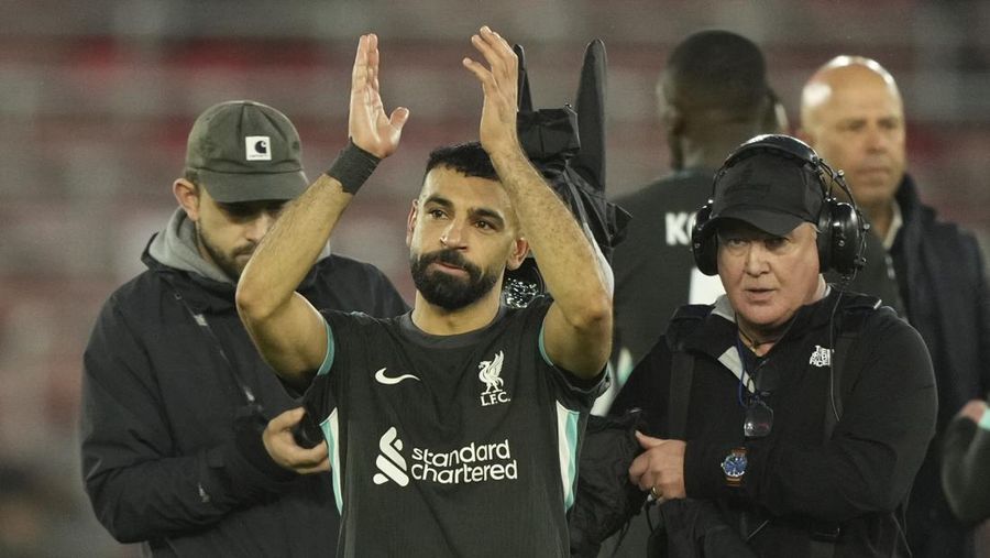 Liverpool's Mohamed Salah leaves the pitch after the English Premier League soccer match between Southampton and Liverpool in Southampton, England, Sunday, Nov. 24, 2024. (AP Photo/Sean Ryan)