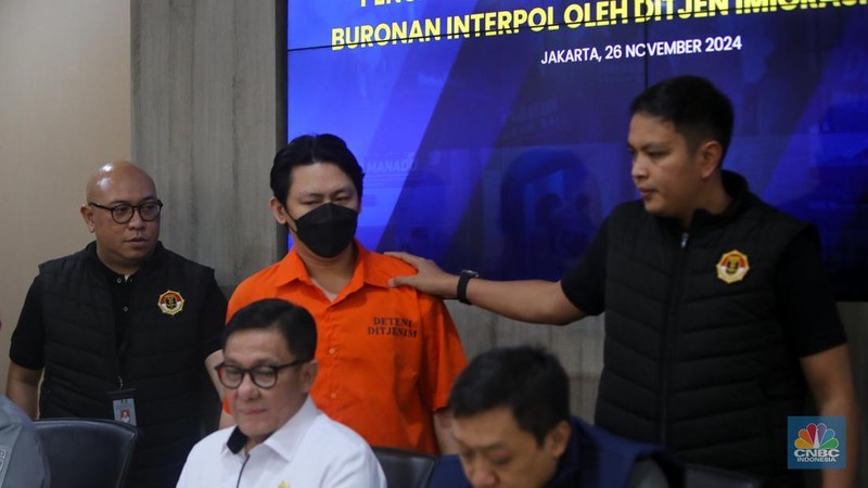 Buronan internasional berinisial HAP alias Hector Aldwin Pantollan asal Filipina dihadirkan saat konferensi pers di kantor Direktorat Jendral Imigrasi, Jakarta, Selasa (26/11/2024). (CNBC Indonesia/Faisal Rahman)