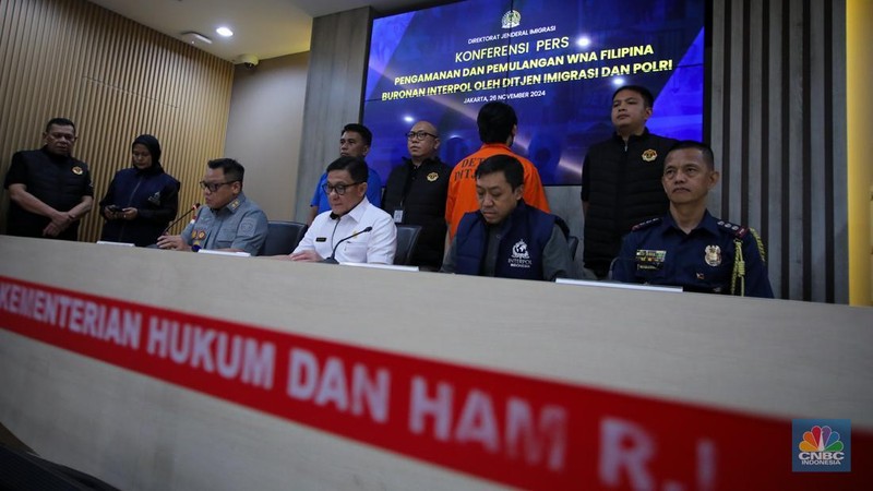 Buronan internasional berinisial HAP alias Hector Aldwin Pantollan asal Filipina dihadirkan saat konferensi pers di kantor Direktorat Jendral Imigrasi, Jakarta, Selasa (26/11/2024). (CNBC Indonesia/Faisal Rahman)