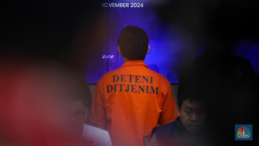 Buronan internasional berinisial HAP alias Hector Aldwin Pantollan asal Filipina dihadirkan saat konferensi pers di kantor Direktorat Jendral Imigrasi, Jakarta, Selasa (26/11/2024). (CNBC Indonesia/Faisal Rahman)