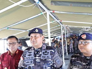 Masuk Musim Hujan, Lantamal VII Distribusi Kasur-Selimut ke Korban Lewotobi