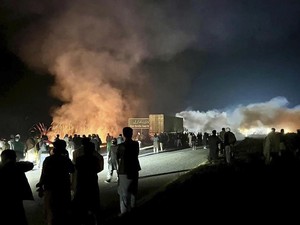 Demo Tuntut Imran Khan Bebas Memanas, Polisi Tembakkan Peluru Karet