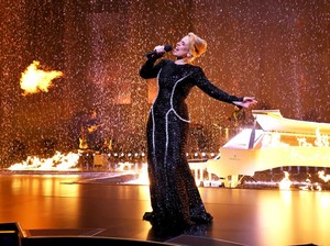 Alasan Adele dan Gaun Hitamnya Jadi Ikonis Setelah Gelar Konser 2 Tahun