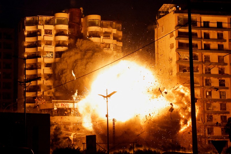 ISRAEL-PALESTINIANS/LEBANON A view shows the moment of an Israeli strike on a building, amid the ongoing hostilities between Hezbollah and Israeli forces, in the Chiyah district of Beirut's southern suburbs, Lebanon, November 25, 2024. REUTERS/Adnan Abidi TPX IMAGES OF THE DAY