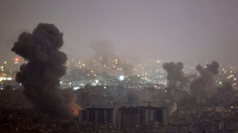 A view shows the moment of an Israeli strike on a building, amid the ongoing hostilities between Hezbollah and Israeli forces, in the Chiyah district of Beirut's southern suburbs, Lebanon, November 25, 2024. REUTERS/Adnan Abidi     TPX IMAGES OF THE DAY