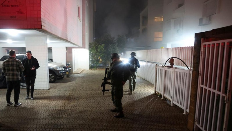 A view shows the moment of an Israeli strike on a building, amid the ongoing hostilities between Hezbollah and Israeli forces, in the Chiyah district of Beirut's southern suburbs, Lebanon, November 25, 2024. REUTERS/Adnan Abidi     TPX IMAGES OF THE DAY