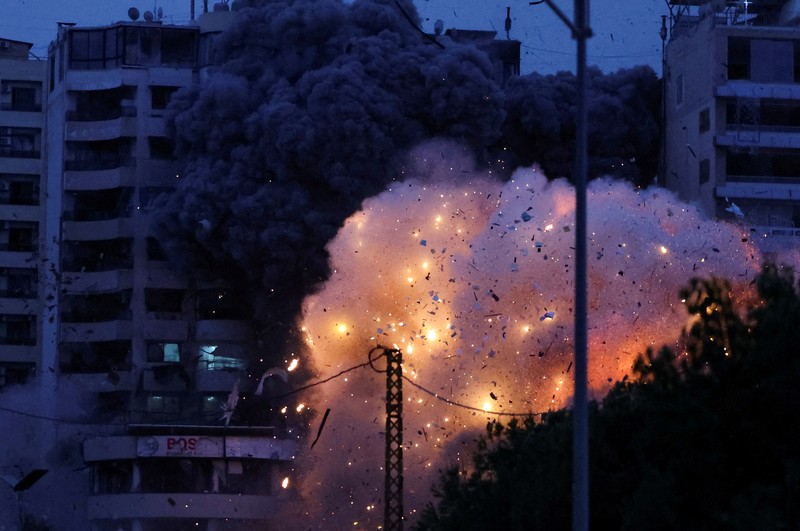 ISRAEL-PALESTINIANS/LEBANON A view shows the moment of an Israeli strike on a building, amid the ongoing hostilities between Hezbollah and Israeli forces, in the Chiyah district of Beirut's southern suburbs, Lebanon, November 25, 2024. REUTERS/Adnan Abidi TPX IMAGES OF THE DAY