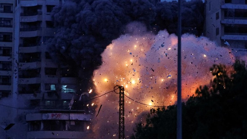 A view shows the moment of an Israeli strike on a building, amid the ongoing hostilities between Hezbollah and Israeli forces, in the Chiyah district of Beirut's southern suburbs, Lebanon, November 25, 2024. REUTERS/Adnan Abidi     TPX IMAGES OF THE DAY