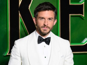 Jonathan Bailey Dinobatkan Sebagai Pria Terseksi di Dunia 2025