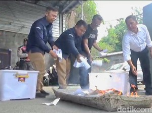 KPU Gianyar Bakar 4.725 Surat Suara Rusak Jelang Coblosan