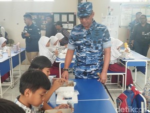 Lanud Halim Uji Coba Makan Bergizi Gratis di SD, Menu Ayam Goreng-Tempe