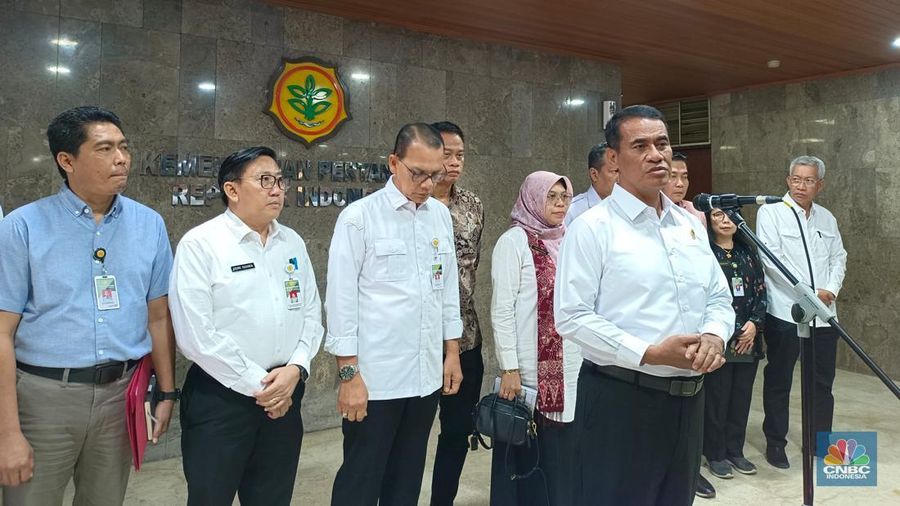 Menteri Pertanian (Mentan) Andi Amran Sulaiman menemui wartawan di kantor Kementan, Jakarta, Selasa (26/11/2024). (վ/Martya Sari)