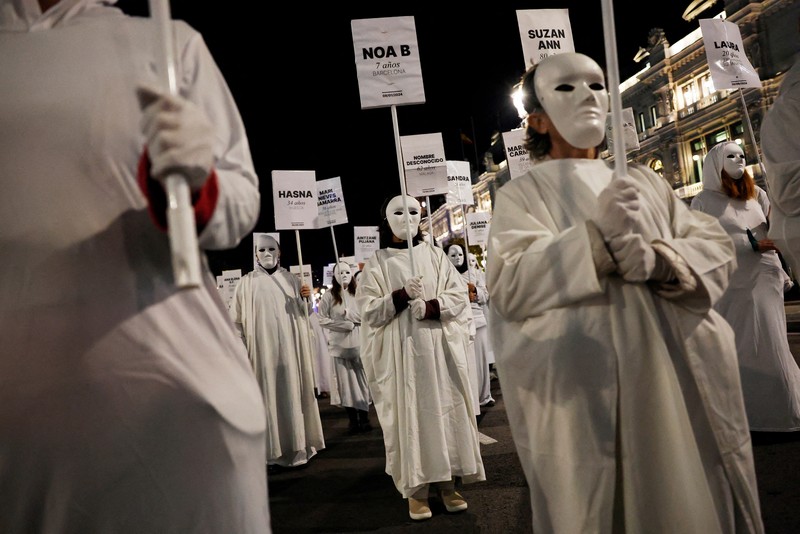Para demonstran membawa spanduk berisi nama-nama korban kekerasan berbasis gender selama aksi protes untuk memperingati Hari Internasional untuk Penghapusan Kekerasan terhadap Perempuan di Madrid, Spanyol, 25 November 2024. Para demonstran membawa spanduk berisi nama-nama korban kekerasan berbasis gender selama aksi protes untuk memperingati Hari Internasional untuk Penghapusan Kekerasan terhadap Perempuan di Madrid, Spanyol, 25 November 2024. (REUTERS/Susana Vera)