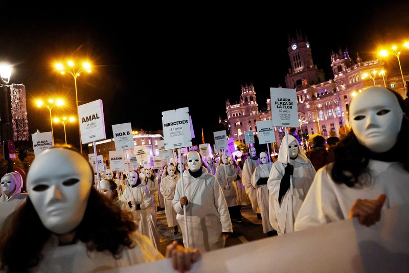 Para demonstran membawa spanduk berisi nama-nama korban kekerasan berbasis gender selama aksi protes untuk memperingati Hari Internasional untuk Penghapusan Kekerasan terhadap Perempuan di Madrid, Spanyol, 25 November 2024. Para demonstran membawa spanduk berisi nama-nama korban kekerasan berbasis gender selama aksi protes untuk memperingati Hari Internasional untuk Penghapusan Kekerasan terhadap Perempuan di Madrid, Spanyol, 25 November 2024. (REUTERS/Susana Vera)