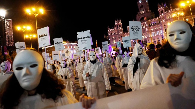 Para demonstran membawa spanduk berisi nama-nama korban kekerasan berbasis gender selama aksi protes untuk memperingati Hari Internasional untuk Penghapusan Kekerasan terhadap Perempuan di Madrid, Spanyol, 25 November 2024. (REUTERS/Susana Vera)