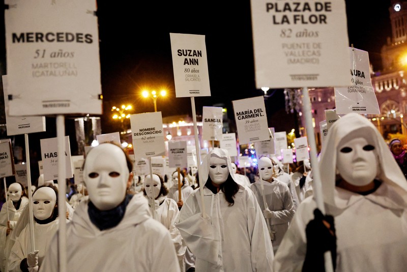 Para demonstran membawa spanduk berisi nama-nama korban kekerasan berbasis gender selama aksi protes untuk memperingati Hari Internasional untuk Penghapusan Kekerasan terhadap Perempuan di Madrid, Spanyol, 25 November 2024. Para demonstran membawa spanduk berisi nama-nama korban kekerasan berbasis gender selama aksi protes untuk memperingati Hari Internasional untuk Penghapusan Kekerasan terhadap Perempuan di Madrid, Spanyol, 25 November 2024. (REUTERS/Susana Vera)