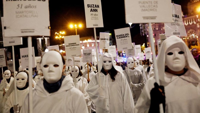 Para demonstran membawa spanduk berisi nama-nama korban kekerasan berbasis gender selama aksi protes untuk memperingati Hari Internasional untuk Penghapusan Kekerasan terhadap Perempuan di Madrid, Spanyol, 25 November 2024. (REUTERS/Susana Vera)