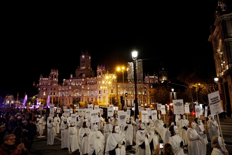 Para demonstran membawa spanduk berisi nama-nama korban kekerasan berbasis gender selama aksi protes untuk memperingati Hari Internasional untuk Penghapusan Kekerasan terhadap Perempuan di Madrid, Spanyol, 25 November 2024. Para demonstran membawa spanduk berisi nama-nama korban kekerasan berbasis gender selama aksi protes untuk memperingati Hari Internasional untuk Penghapusan Kekerasan terhadap Perempuan di Madrid, Spanyol, 25 November 2024. (REUTERS/Susana Vera)