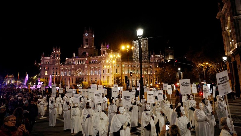 Para demonstran membawa spanduk berisi nama-nama korban kekerasan berbasis gender selama aksi protes untuk memperingati Hari Internasional untuk Penghapusan Kekerasan terhadap Perempuan di Madrid, Spanyol, 25 November 2024. (REUTERS/Susana Vera)