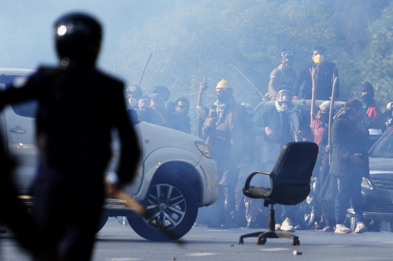 Pendukung mantan Perdana Menteri Imran Khan dari partai Tehreek-e-Insaf Pakistan yang dipenjara melemparkan batu ke arah polisi selama bentrokan di Islamabad, Pakistan, Selasa, 26 November 2024. (AP Photo/Anjum Naveed)