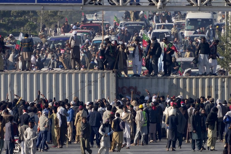 Pendukung mantan Perdana Menteri Imran Khan dari partai Tehreek-e-Insaf Pakistan yang dipenjara melemparkan batu ke arah polisi selama bentrokan di Islamabad, Pakistan, Selasa, 26 November 2024. (AP Photo/Anjum Naveed)