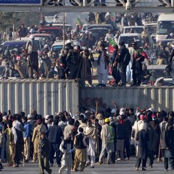 Pakistan Chaos Usai Lockdown, Aparat Lakukan Serangan Tengah Malam