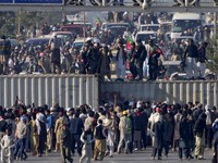 Pakistan Chaos Usai Lockdown, Aparat Lakukan Serangan Tengah Malam