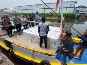 Puluhan Personel Kirim Logistik Pilkada ke Pulau Gili Ketapang Probolinggo
