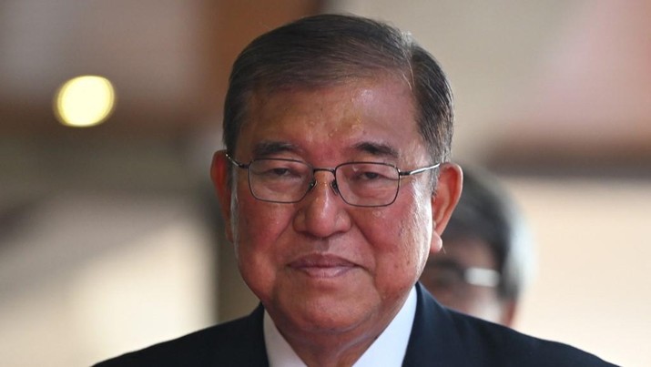 Perdana Menteri Jepang Shigeru Ishiba tiba untuk pertemuan dengan anggota komunitas Peru-Jepang di Asosiasi Jepang Peru (APJ) di Lima, pada 17 November 2024. (Photo by ERNESTO BENAVIDES / AFP)