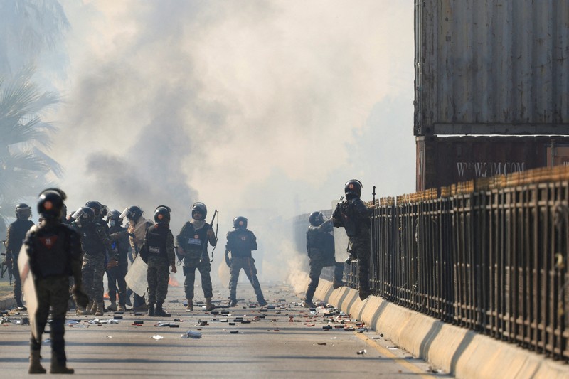 Pendukung mantan Perdana Menteri Imran Khan dari partai Tehreek-e-Insaf Pakistan yang dipenjara melemparkan batu ke arah polisi selama bentrokan di Islamabad, Pakistan, Selasa, 26 November 2024. (AP Photo/Anjum Naveed)