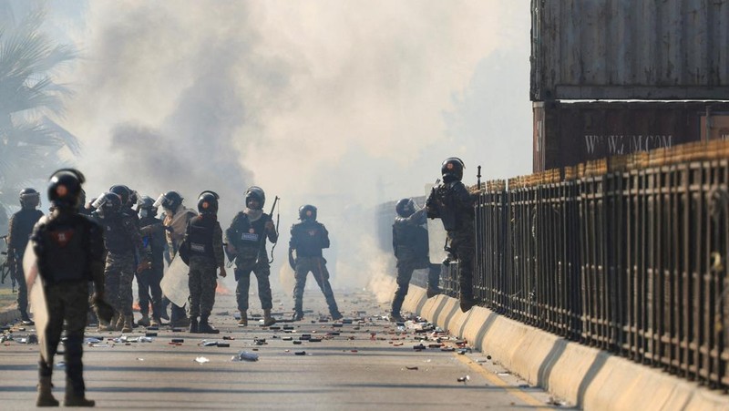 Pendukung mantan Perdana Menteri Imran Khan dari partai Tehreek-e-Insaf Pakistan yang dipenjara melemparkan batu ke arah polisi selama bentrokan di Islamabad, Pakistan, Selasa, 26 November 2024. (AP Photo/Anjum Naveed)