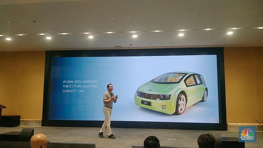Brand kendaraan listrik mewah (electric vehicle/EV) produksi BYD yang dinamai Denza/Dok: Suhendra