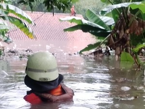 Banjir 3 Meter Rendam Rumah di Bogor, Warga Terjebak di Atap