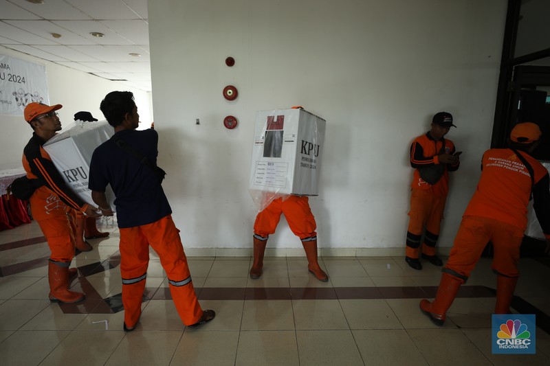 Petugas Komisi Pemilihan Umum (KPU) Jakarta dan pegawai PPSU Jakarta Selatan melakukan distribusi logistik kotak suara Pilkada dari aula Kecamatan Kebayoran Lama, Jakarta Selatan, Selasa (26/11/2024). (CNBC Indonesia/Tri Susilo) Petugas Komisi Pemilihan Umum (KPU) Jakarta dan pegawai PPSU Jakarta Selatan melakukan distribusi logistik kotak suara Pilkada dari aula Kecamatan Kebayoran Lama, Jakarta Selatan, Selasa (26/11/2024). (CNBC Indonesia/Tri Susilo)