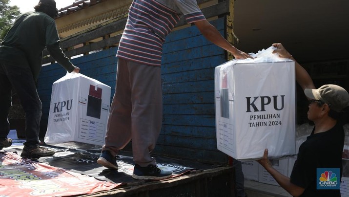 Petugas Komisi Pemilihan Umum (KPU) Jakarta dan pegawai PPSU Jakarta Selatan melakukan distribusi logistik kotak suara Pilkada dari aula Kecamatan Kebayoran Lama, Jakarta Selatan, Selasa (26/11/2024). (CNBC Indonesia/Tri Susilo)