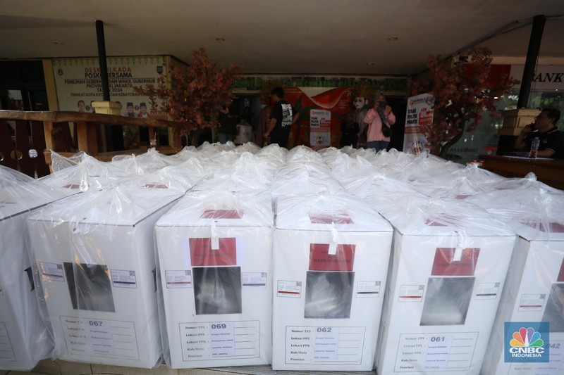 Petugas Komisi Pemilihan Umum (KPU) Jakarta dan pegawai PPSU Jakarta Selatan melakukan distribusi logistik kotak suara Pilkada dari aula Kecamatan Kebayoran Lama, Jakarta Selatan, Selasa (26/11/2024). (CNBC Indonesia/Tri Susilo) Petugas Komisi Pemilihan Umum (KPU) Jakarta dan pegawai PPSU Jakarta Selatan melakukan distribusi logistik kotak suara Pilkada dari aula Kecamatan Kebayoran Lama, Jakarta Selatan, Selasa (26/11/2024). (CNBC Indonesia/Tri Susilo)