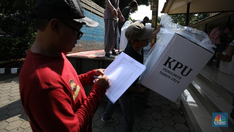 Petugas Komisi Pemilihan Umum (KPU) Jakarta dan pegawai PPSU Jakarta Selatan melakukan distribusi logistik kotak suara Pilkada dari aula Kecamatan Kebayoran Lama, Jakarta Selatan, Selasa (26/11/2024). (CNBC Indonesia/Tri Susilo)