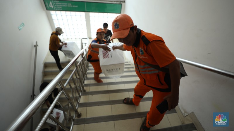 Petugas Komisi Pemilihan Umum (KPU) Jakarta dan pegawai PPSU Jakarta Selatan melakukan distribusi logistik kotak suara Pilkada dari aula Kecamatan Kebayoran Lama, Jakarta Selatan, Selasa (26/11/2024). (CNBC Indonesia/Tri Susilo) Petugas Komisi Pemilihan Umum (KPU) Jakarta dan pegawai PPSU Jakarta Selatan melakukan distribusi logistik kotak suara Pilkada dari aula Kecamatan Kebayoran Lama, Jakarta Selatan, Selasa (26/11/2024). (CNBC Indonesia/Tri Susilo)