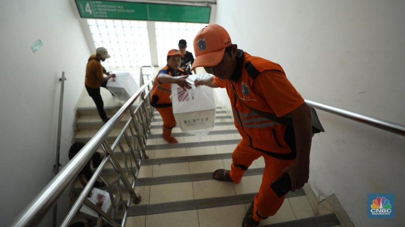 Petugas Komisi Pemilihan Umum (KPU) Jakarta dan pegawai PPSU Jakarta Selatan melakukan distribusi logistik kotak suara Pilkada dari aula Kecamatan Kebayoran Lama, Jakarta Selatan, Selasa (26/11/2024). (CNBC Indonesia/Tri Susilo)