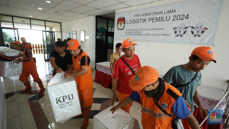 Petugas Komisi Pemilihan Umum (KPU) Jakarta dan pegawai PPSU Jakarta Selatan melakukan distribusi logistik kotak suara Pilkada dari aula Kecamatan Kebayoran Lama, Jakarta Selatan, Selasa (26/11/2024). (CNBC Indonesia/Tri Susilo)