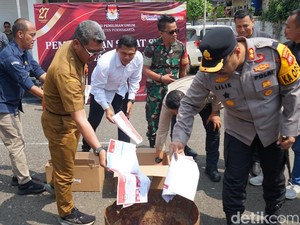 KPU Purwakarta Bakar 1.011 Surat Suara Rusak dan Lebihan
